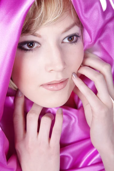 Ragazza bionda in una tenda rosa — Foto Stock