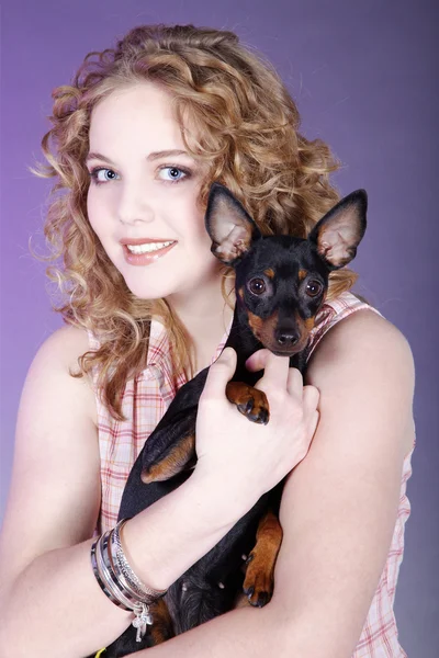 Rödhårig tjej med en hund — Stockfoto