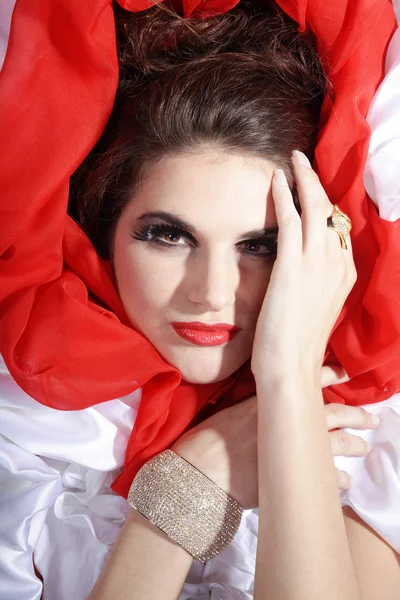 Brunette fille en rouge et blanc rideau — Photo