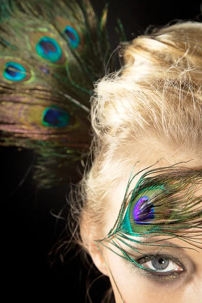 Naakt meisje in peacock stijl — Stockfoto