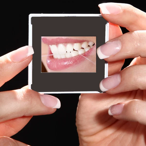 Mani di donna con una fotografia — Foto Stock