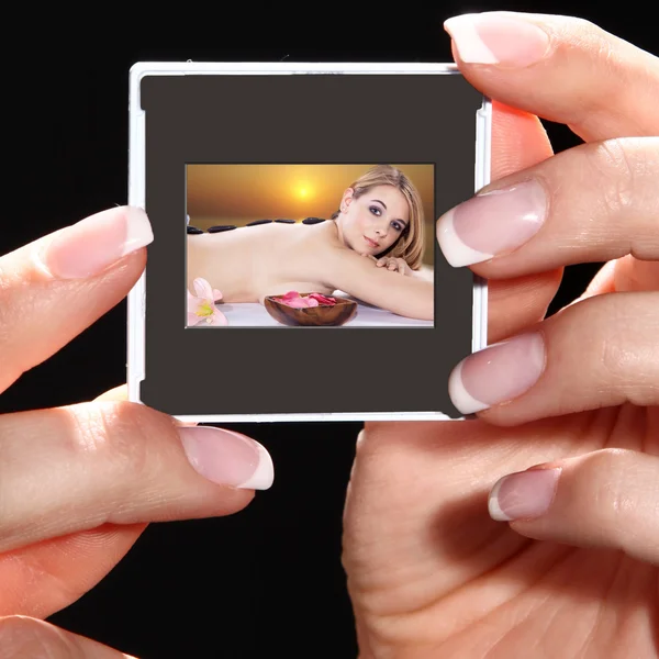 La mano de la mujer con la foto —  Fotos de Stock