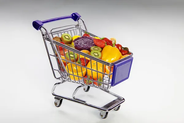 Fruta en una cesta de la compra —  Fotos de Stock