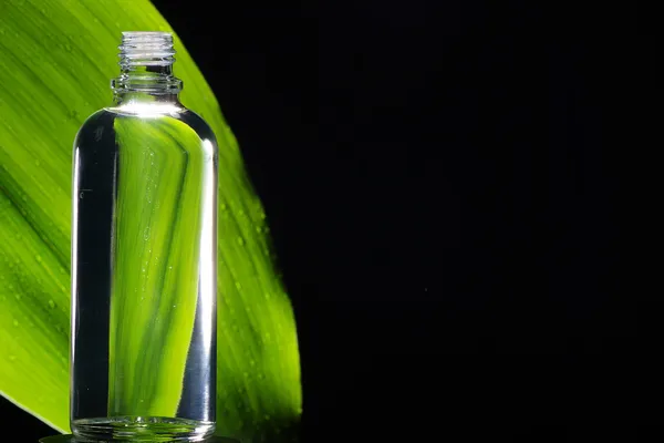 Oil and green leaf — Stock Photo, Image