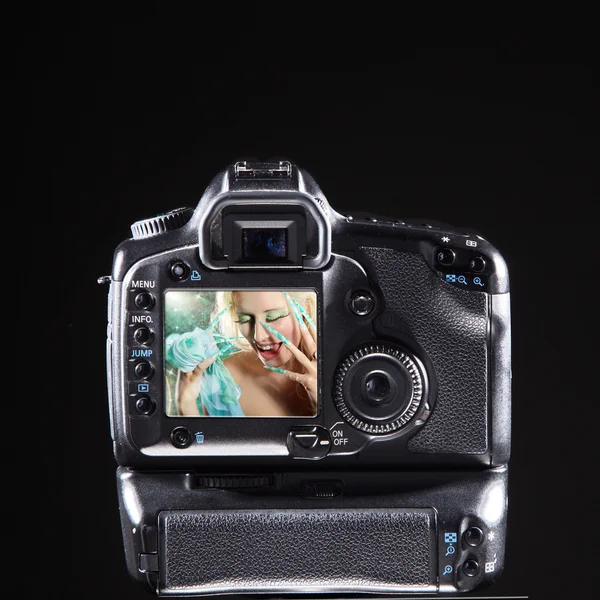 Kamera på en svart bakgrund — Stockfoto