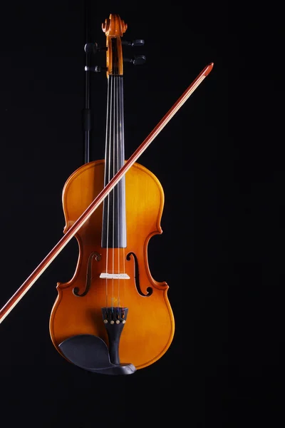 Violino sobre um fundo escuro — Fotografia de Stock