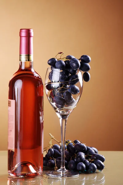 Fles wijn met druiven — Stockfoto
