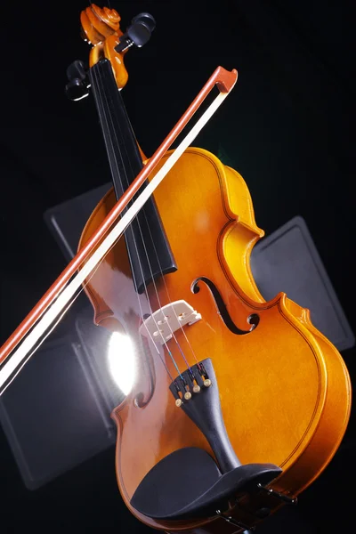 Violino sobre um fundo escuro — Fotografia de Stock