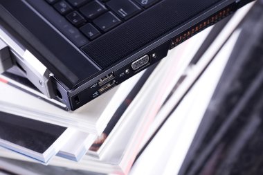 belgili tanımlık kitap üstünde laptop