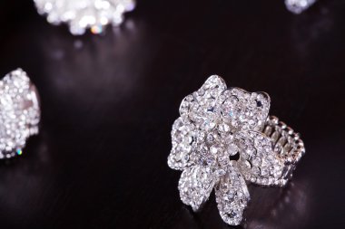 siyah bir arka plan üzerinde mücevher