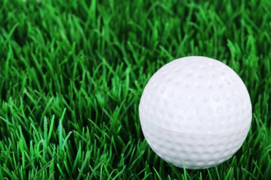 Çimlerin üzerinde golf topu
