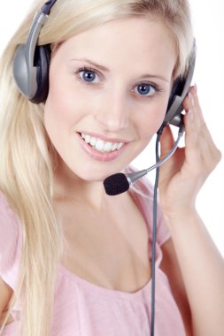 Kulaklıklı kadın.