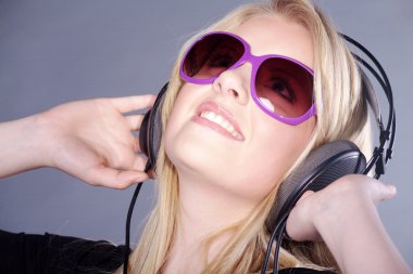 Kulaklıklı sarışın kız.