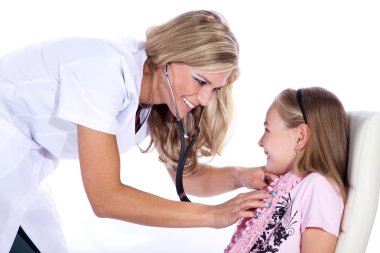 sevimli kız stetoskop ile çocuk doktoru tarafından muayene olmak