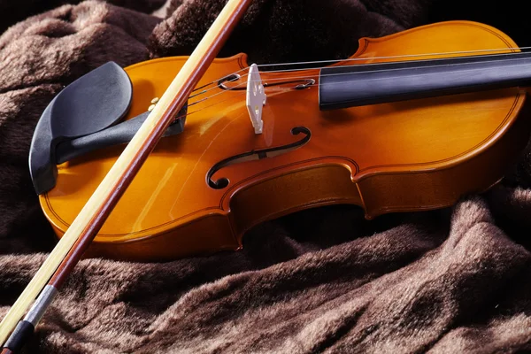 Geige auf dem Bett — Stockfoto