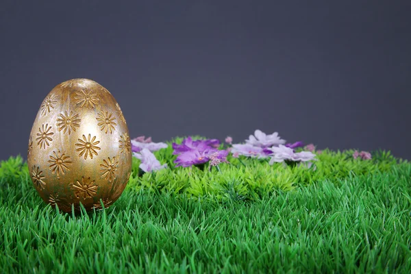 草地上的复活节彩蛋 — 图库照片