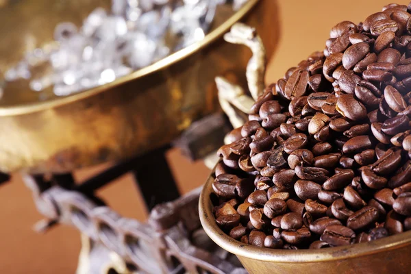 Scale with coffee beans — Stock Photo, Image