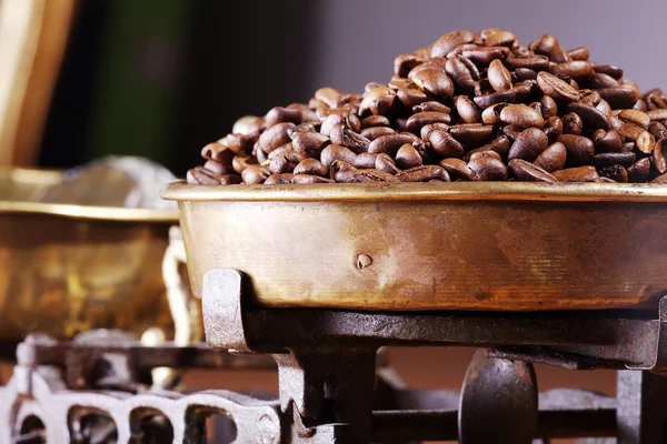 Scale with coffee beans — Stock Photo, Image