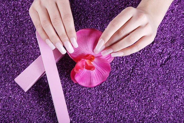 Lima de uñas con orquídea — Foto de Stock