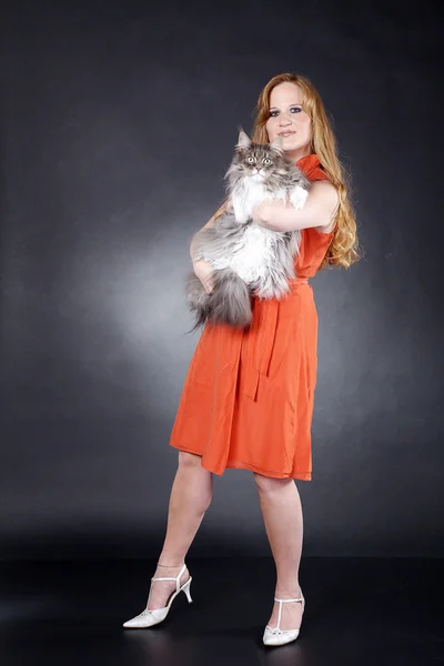 Ragazza dai capelli rossi con gatto peloso — Foto Stock