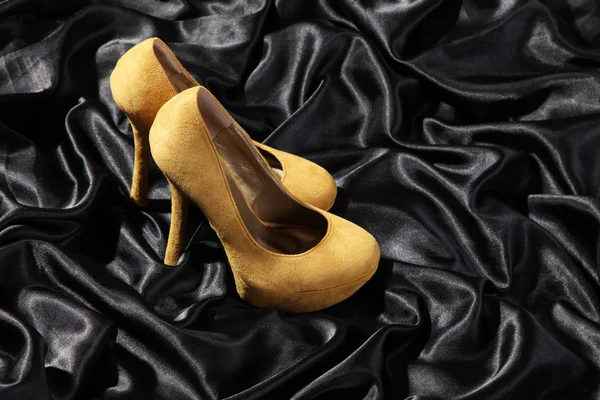Női cipő az ágyon — Stock Fotó