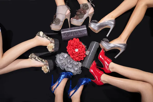 Feet five girls with handbags — Stock Photo, Image