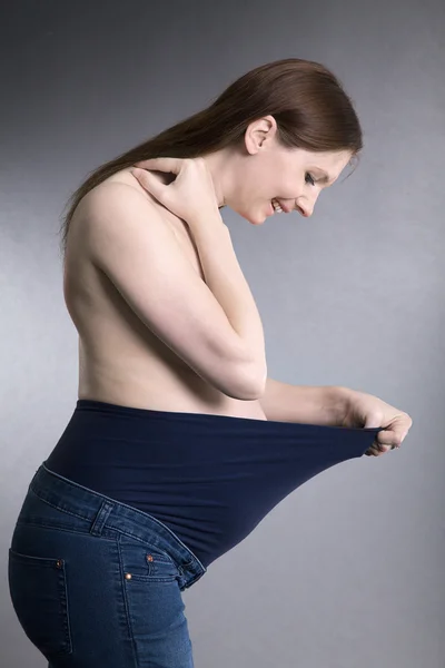 Gravid flicka på en vit bakgrund — Stockfoto
