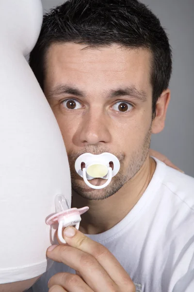 The man with the nipples holding a pregnant girl — Stock Photo, Image