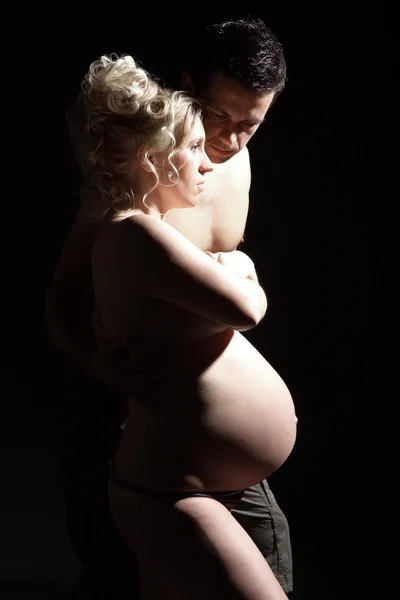 Chica embarazada con novio — Foto de Stock