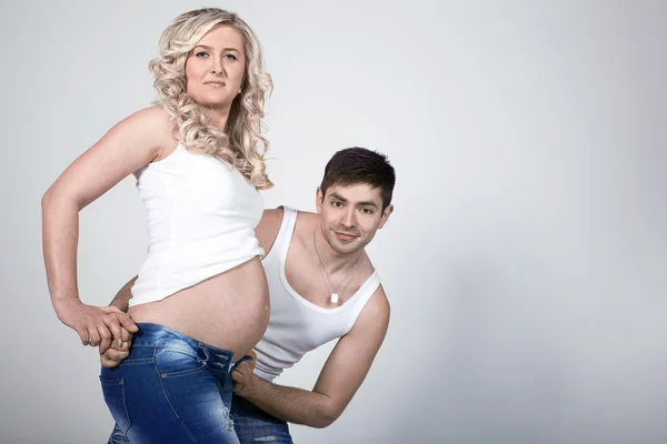 Pregnant girl with boyfriend — Stock Photo, Image