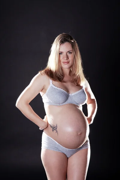 Chica rubia embarazada en ropa interior —  Fotos de Stock
