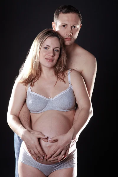 怀孕的女孩与男友 — 图库照片