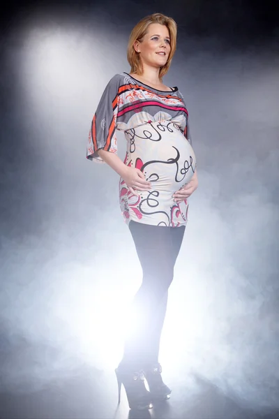 Chica rubia embarazada —  Fotos de Stock
