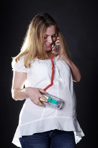 Mulher grávida com telefone — Fotografia de Stock