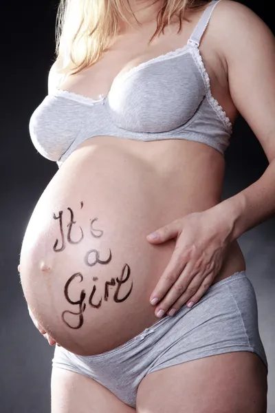 Μια έγκυος γυναίκα με ένα σημάδι στο στομάχι — Φωτογραφία Αρχείου