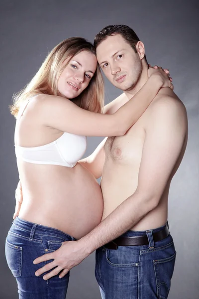 Pregnant girl with boyfriend — Stock Photo, Image