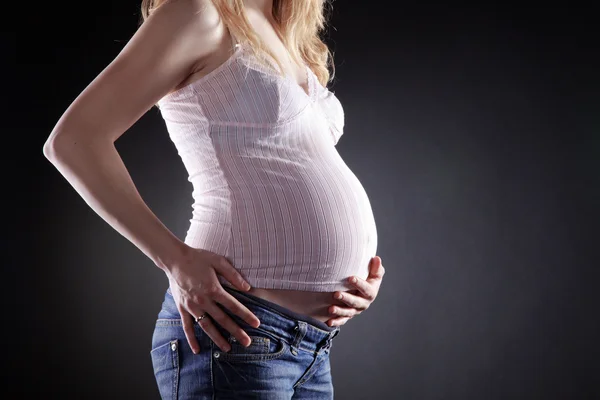 Menina loira grávida — Fotografia de Stock