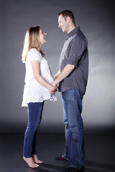 Ragazza incinta con fidanzato — Foto Stock