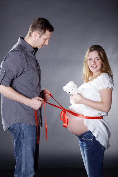 Pregnant girl with boyfriend — Stock Photo, Image