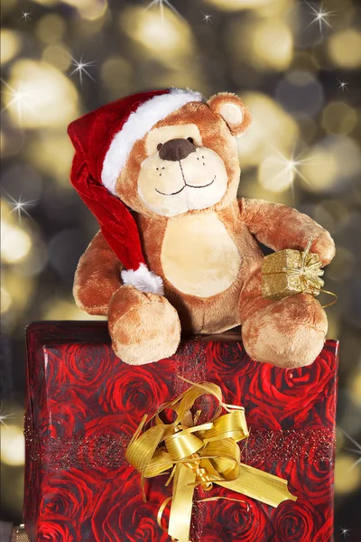 Різдвяний ведмідь з подарунком — стокове фото
