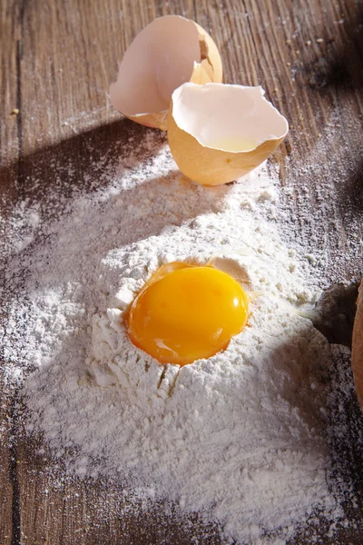 Mehl und Eier auf einem Holzbrett — Stockfoto