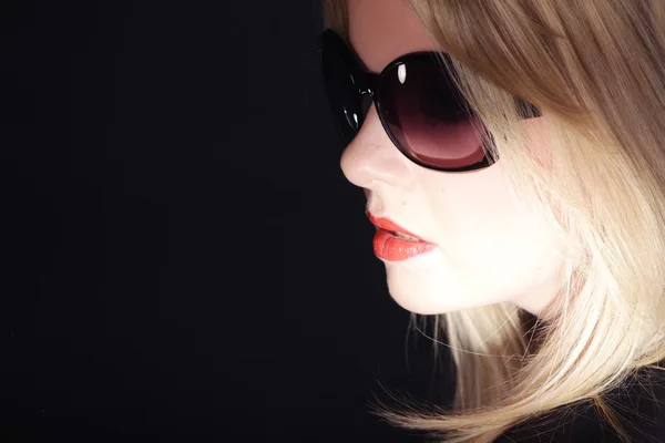 Joven hermosa mujer en gafas de sol vintage — Foto de Stock