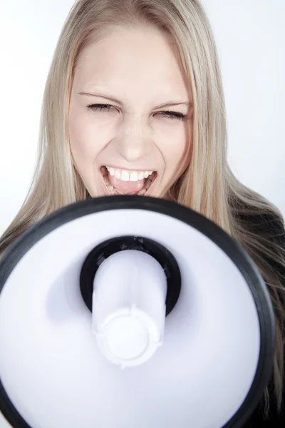 La persona gritando en un megáfono — Foto de Stock