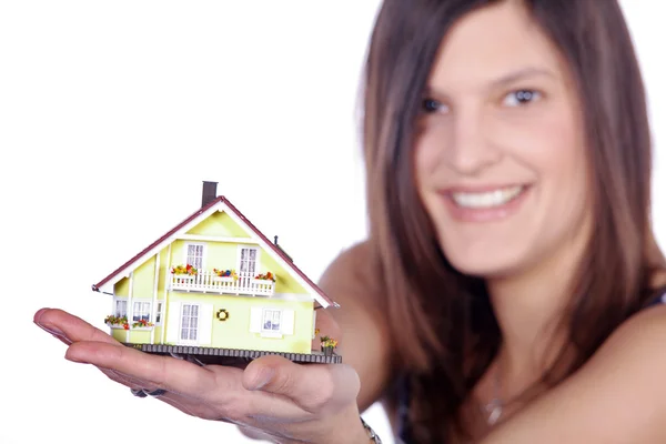 Menina morena com uma casa de brinquedo — Fotografia de Stock