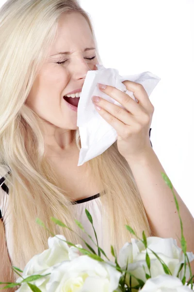 Blondes Mädchen mit Blumenstrauß niest — Stockfoto