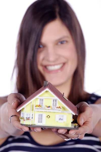 Brunett tjej med en leksak hus — Stockfoto
