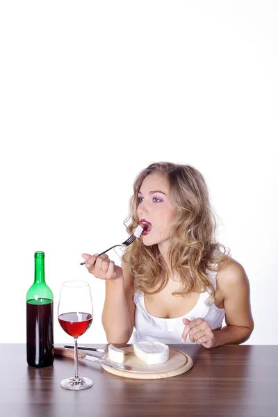 Blondes Mädchen beim Mittagessen mit Wein — Stockfoto