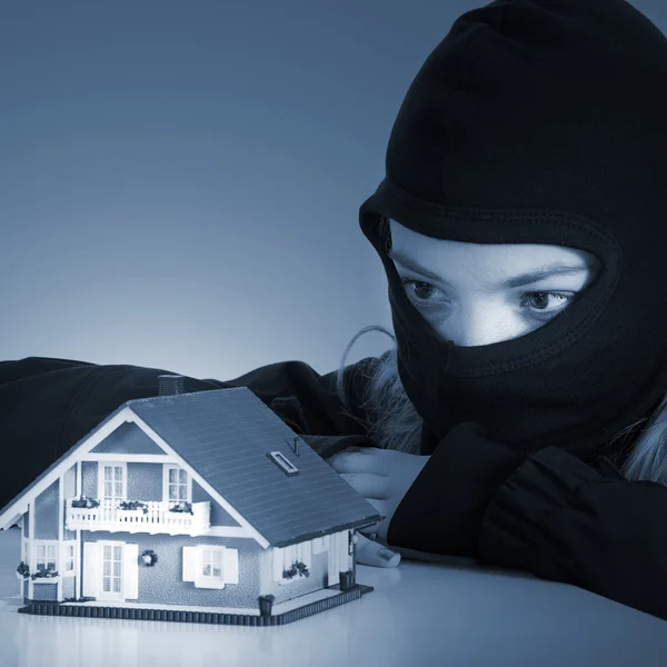 Thief girl with house model — Stock Photo, Image