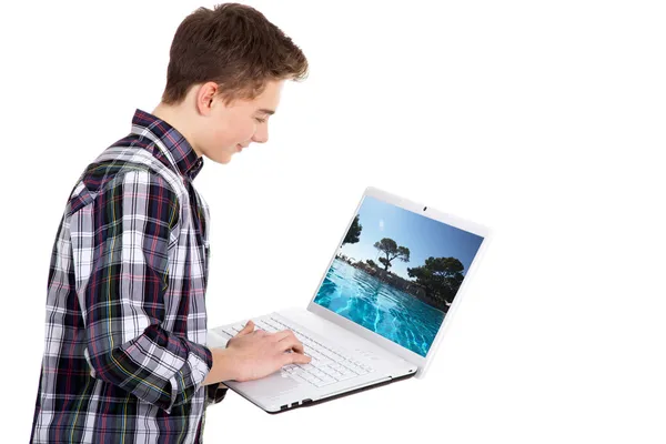 Jongen met laptop — Stockfoto