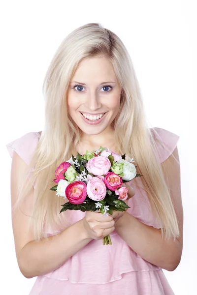 Jeune femme avec bouquet de fleurs — Photo